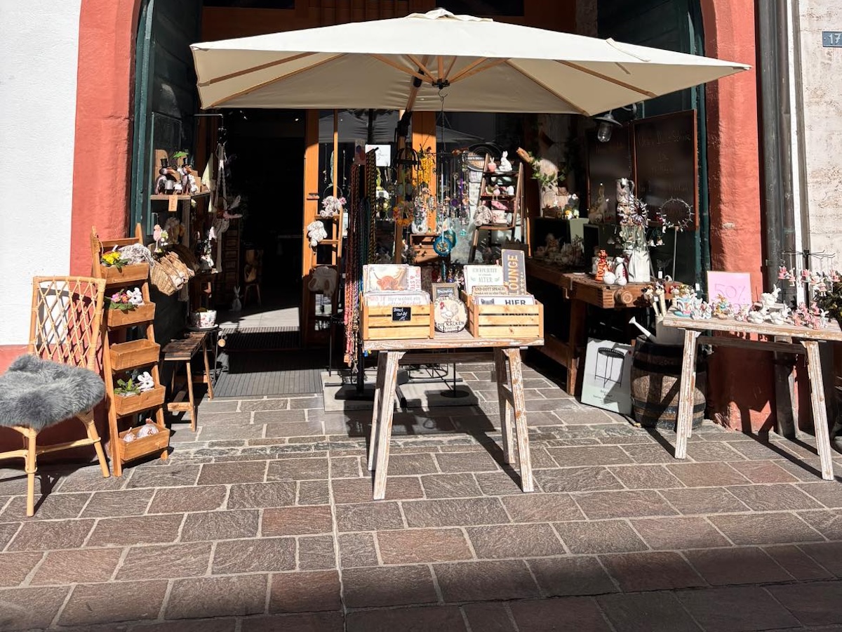 Status: Handgefertigt von der Hundehilfe